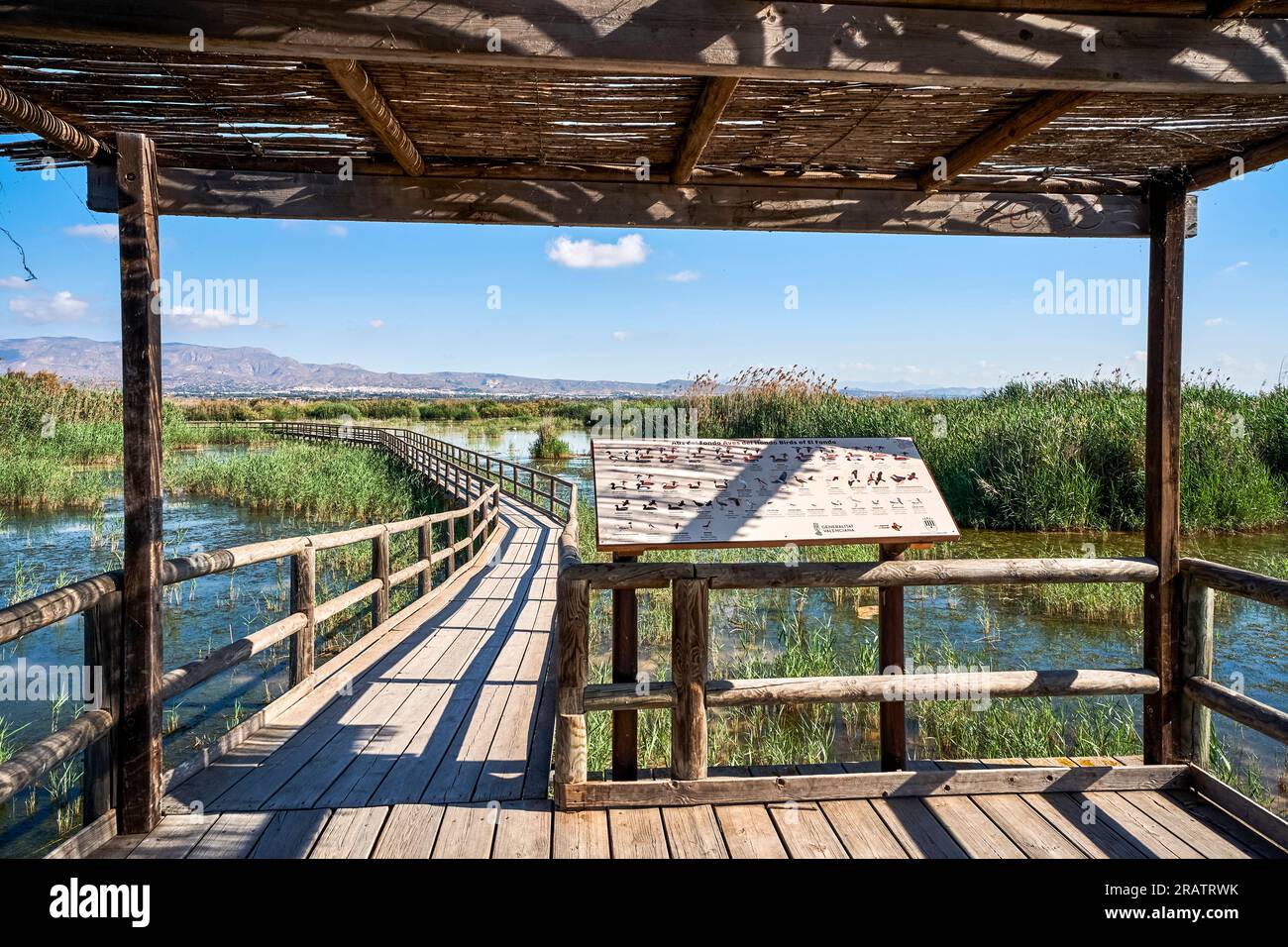 Observatoire ornithologique dans le parc naturel de Hondo d'Elche, par une journée ensoleillée. À Elche, Alicante, Communauté valencienne, espagne. Banque D'Images