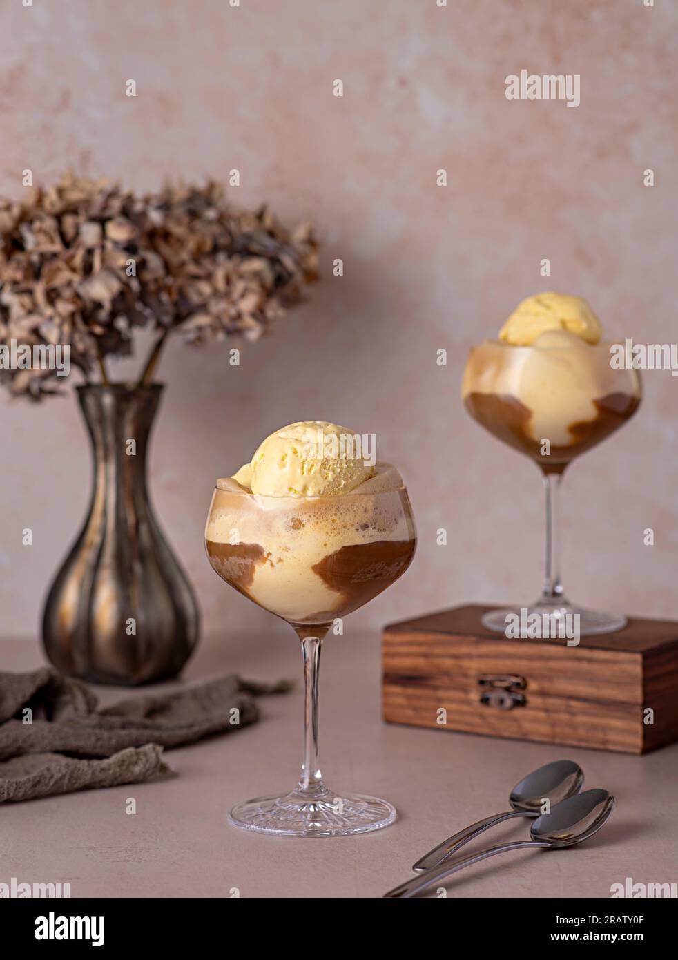 Photographie alimentaire de café glacé ; dessert ; vanille ; glace ; crème; espresso ; barista ; cafétéria ; traditionnel ; surgelé; americano ; restaurant Banque D'Images Photographie alimentaire de café glacé ; dessert ; vanille ; glace ; crème; espresso ; barista ; cafétéria ; traditionnel ; surgelé; americano ; restaurant Banque D'Images