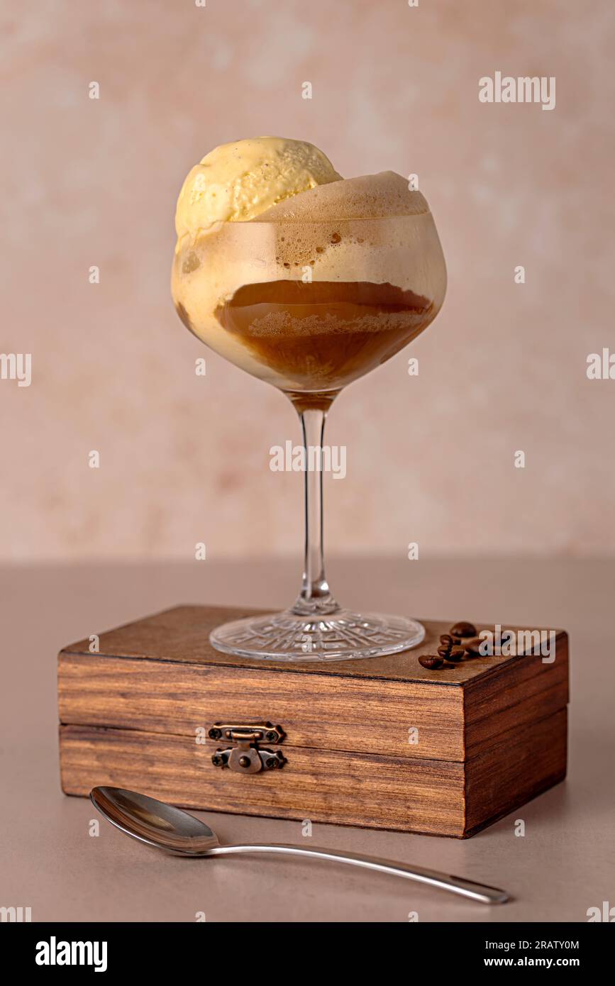 Photographie macro alimentaire de café glacé ; dessert ; vanille ; glace ; crème; espresso ; barista ; cafétéria ; traditionnel ; surgelé; americano Banque D'Images Photographie macro alimentaire de café glacé ; dessert ; vanille ; glace ; crème; espresso ; barista ; cafétéria ; traditionnel ; surgelé; americano Banque D'Images