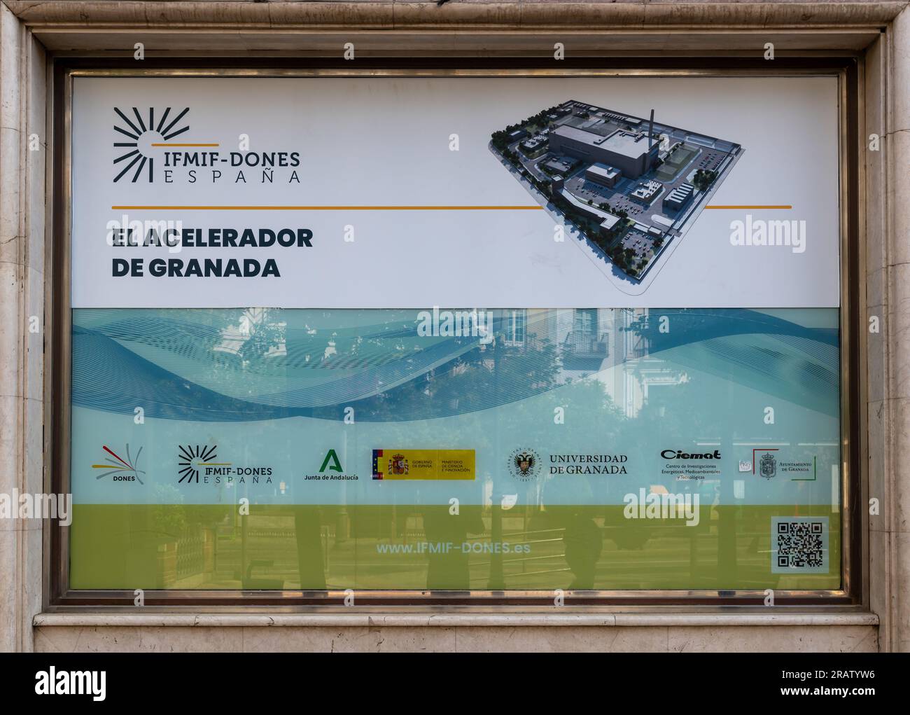 Grenade, Espagne ; 20 mai 2023 : affiche publicitaire dans une rue sur la prochaine construction de l'accélérateur de particules à Grenade (Espagne) Banque D'Images