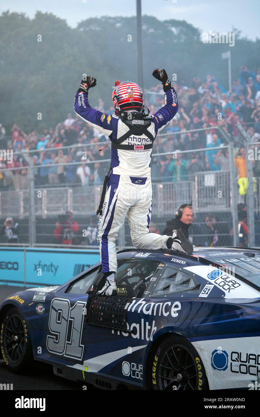 Chicago, Illinois, États-Unis. 2 juillet 2023. Le pilote de la NASCAR Cup, Shane van Gisbergen (91), célèbre sa victoire pour le Grant Park inaugural 220 sur le Chicago Street course. (Image de crédit : © Logan T Arce/ASP via ZUMA Press Wire) USAGE ÉDITORIAL SEULEMENT! Non destiné à UN USAGE commercial ! Banque D'Images