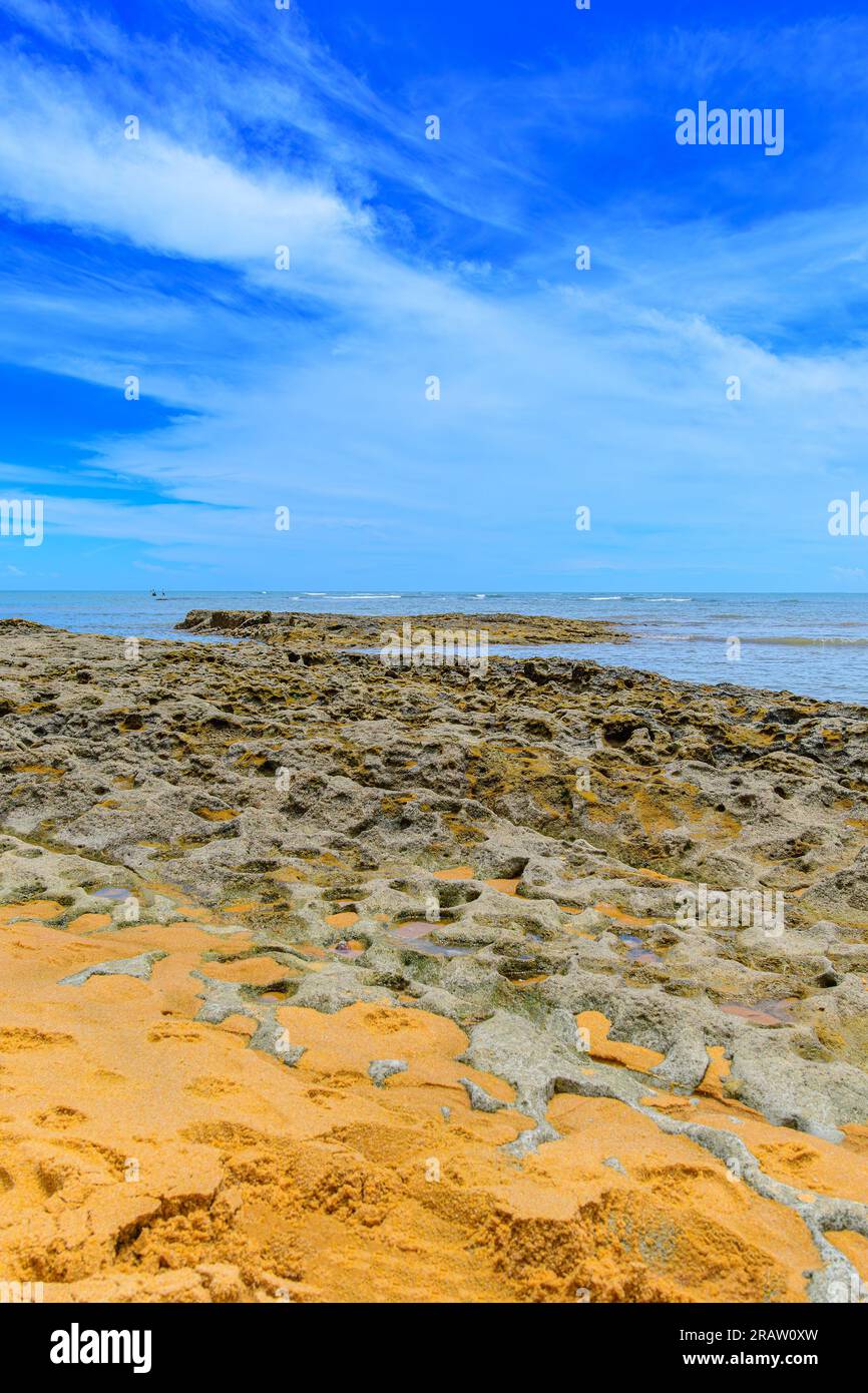 Vue sur les rochers de récif de la plage d'Espelho, un beau paysage de la côte de Porto Seguro, état de Bahia, Brésil. Banque D'Images
