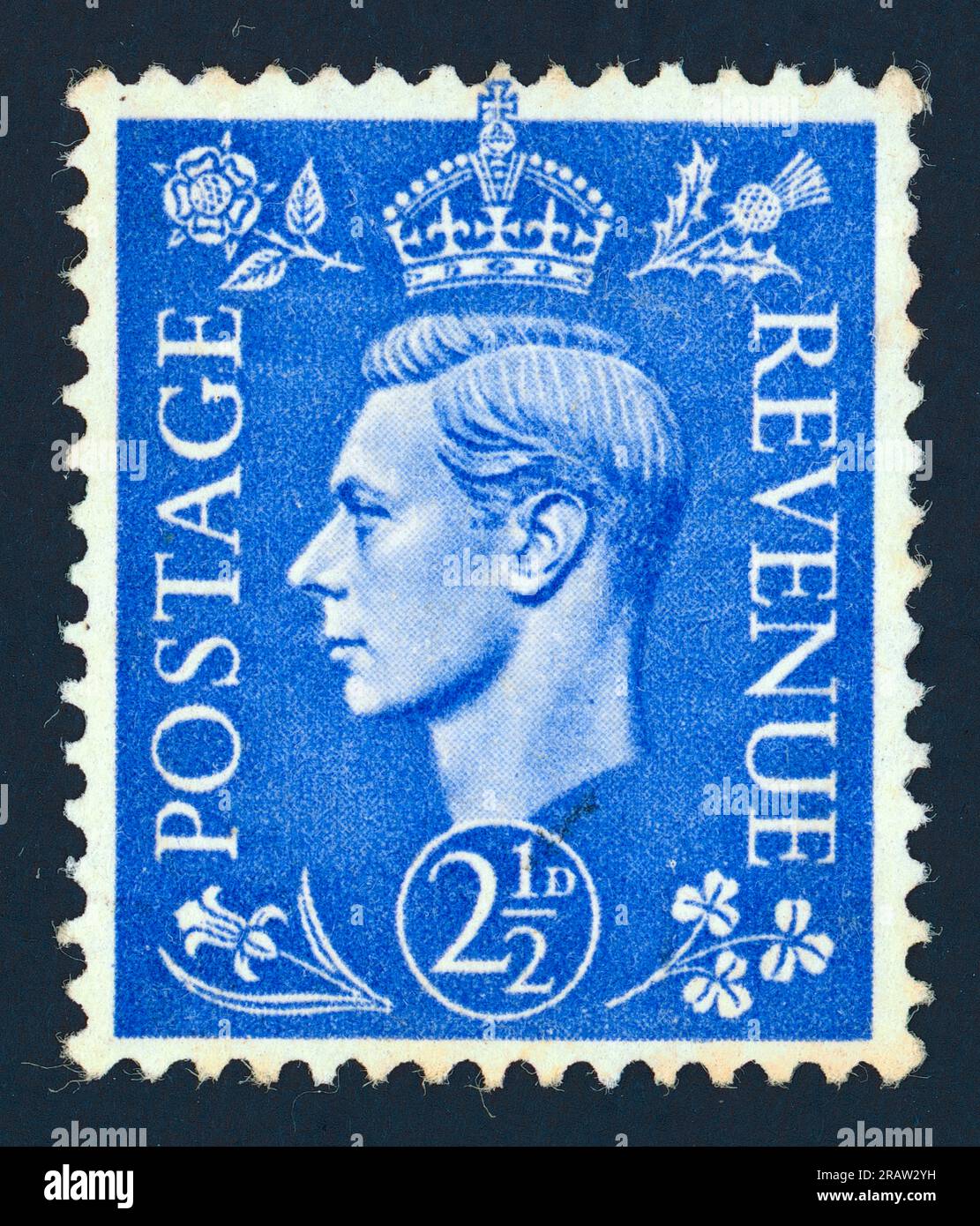 Roi George VI (gouverné de 1936 à 1952). Timbre postal et fiscal. Royaume-Uni, 1941. Valeur faciale : 2½ D (pence). Conçu par Edmund Dulac | Eric Gill. Banque D'Images