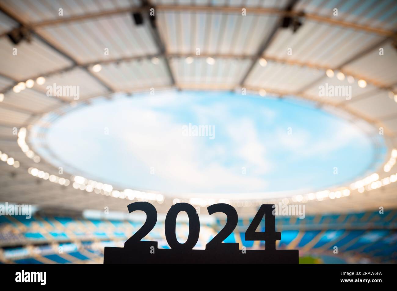 Silhouette de l'enseigne « 2024 », guide la voie dans un éblouissant Evening Glow. Année sportive. Athlétisme photo pour les Jeux d'été à Paris Banque D'Images