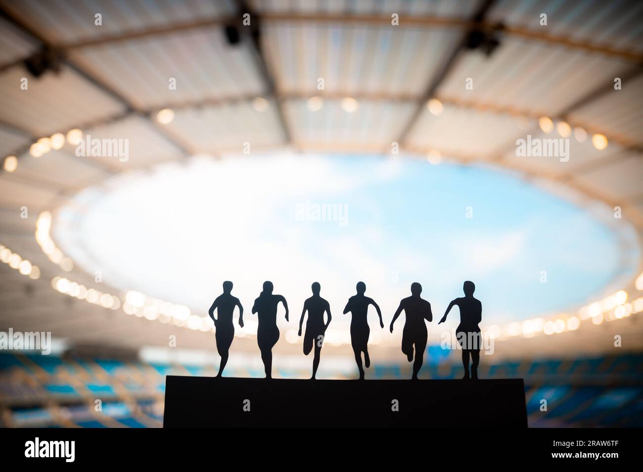 La silhouette de six sprinters illumine la piste au Modern Stadium. Athlétisme Jeux d'été 2024 à Paris. Banque D'Images