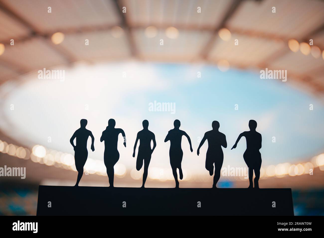 Unified in Motion : silhouette de sprinters mettant en valeur la force et la détermination au Modern Stadium. Athlétisme Jeux d'été 2024 à Paris. Banque D'Images