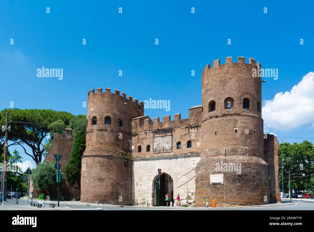 La Porta San Paolo (en anglais : porte Saint-Paul) qui est aussi le musée de la via Ostiense (museo della via Ostiense). Banque D'Images