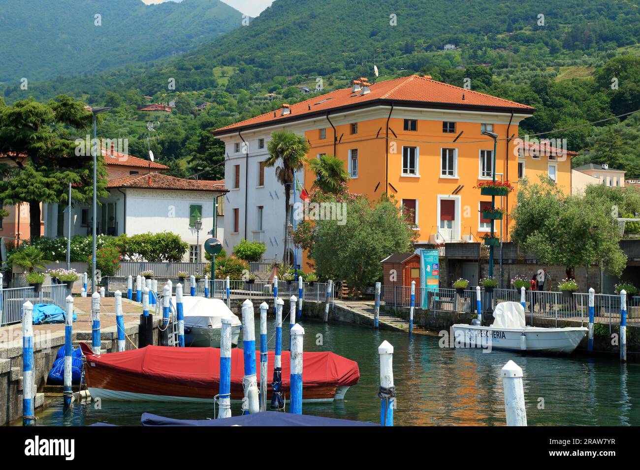 Lac d'Iseo, ville de Sulzano. Lago d'Iseo, Iseosee, Italie Banque D'Images