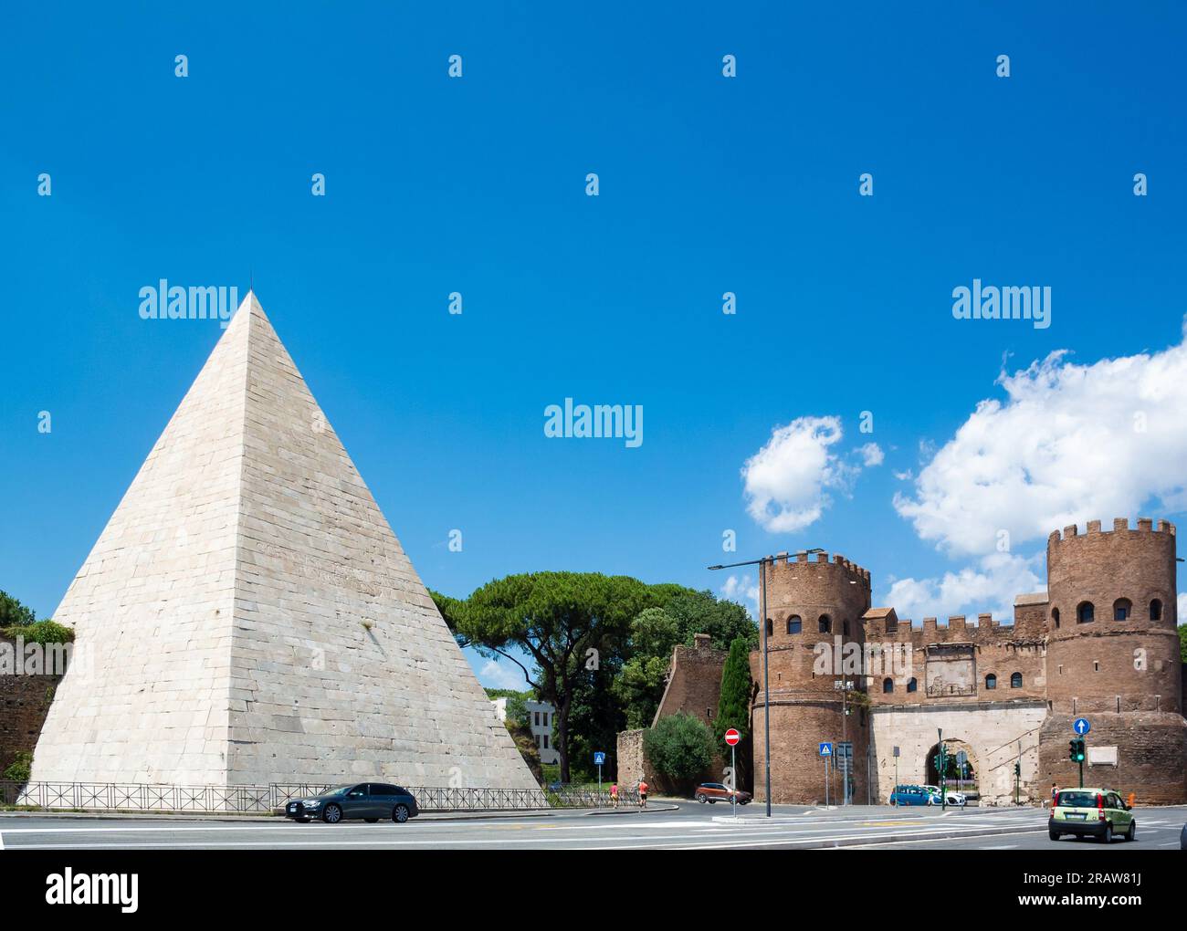 La pyramide de Cestius (en italien, Piramide di Caio Cestio ou Piramide Cestia) et la Porta San Paolo (en anglais : porte Saint-Paul) Banque D'Images