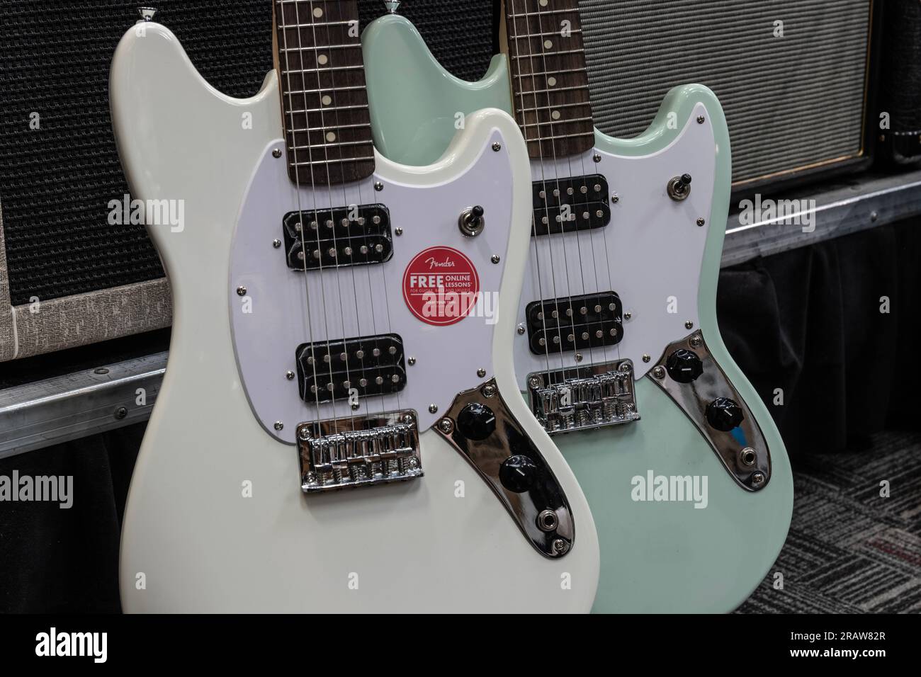 Indianapolis - 4 juillet 2023 : exposition de guitare Fender Jaguar dans un magasin de musique. Les Jaguar sont mondialement connues pour leur son de surf propre et distinctif. Banque D'Images