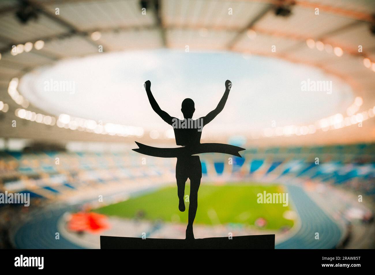 Triumph of Speed : Silhouette of Runner s'envole vers la victoire au Modern Athletics Stadium. Modifiez la photo de compétition espace, piste et terrain. Banque D'Images