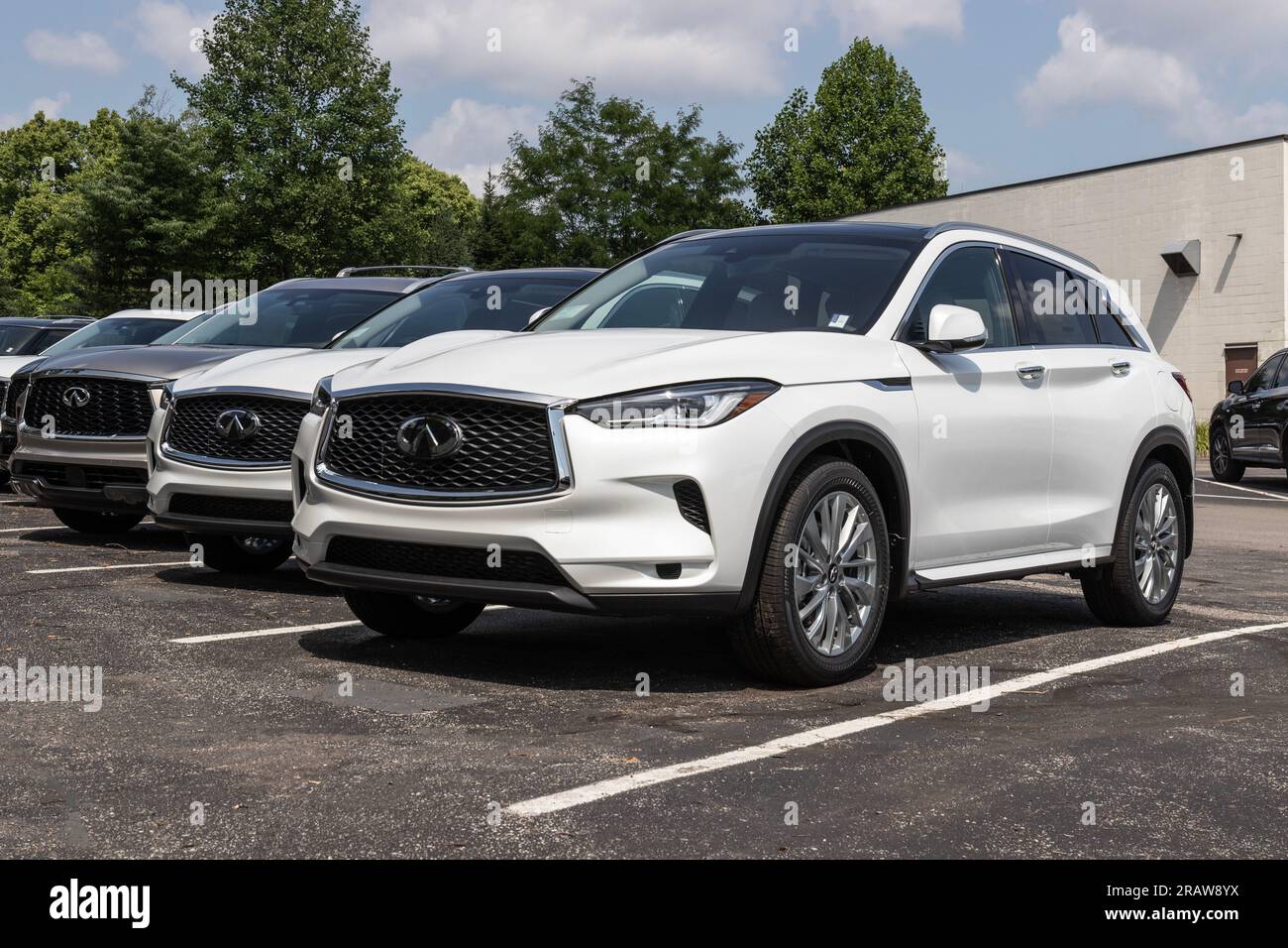 Indianapolis - 4 juillet 2023 : Infiniti QX50 exposé dans un concessionnaire. Infiniti propose le QX50 en modèles Pure, Luxe, Sport, Sensory ou Autograph. Banque D'Images