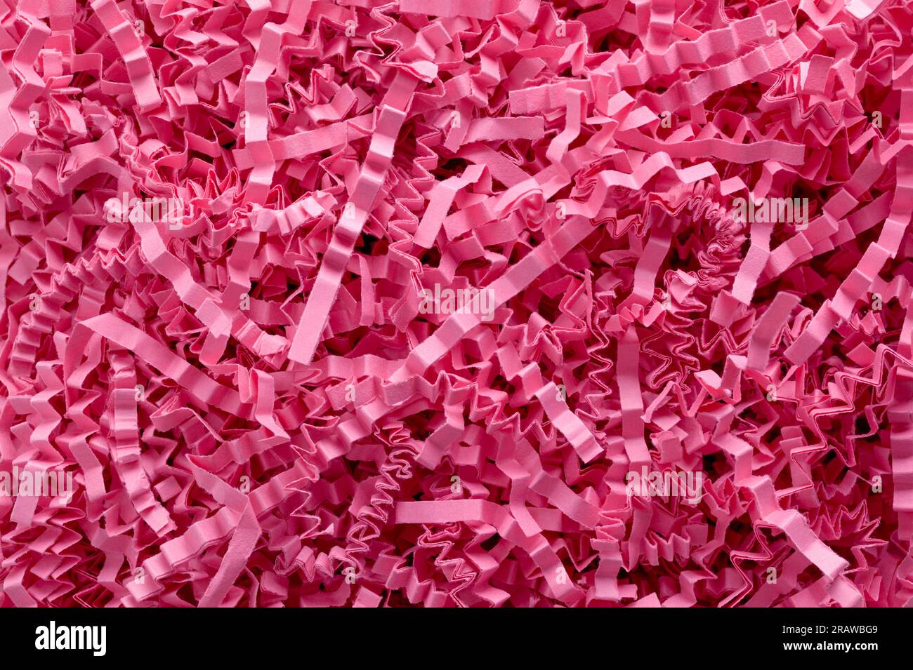 Bandes de papier froissé rose déchiqueté arrière-plan gros plan. Banque D'Images