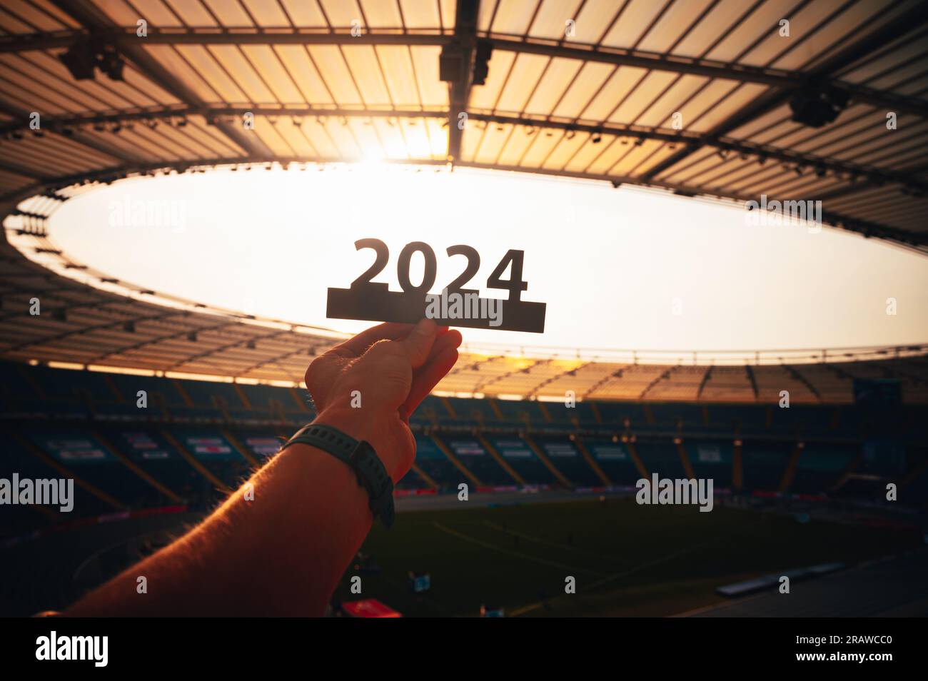 Athlète de 2024 ans sur le stade moderne. Glimpsing the future : silhouette du signe '2024', symbolisant l'année sportive et les Jeux d'été à Paris Banque D'Images