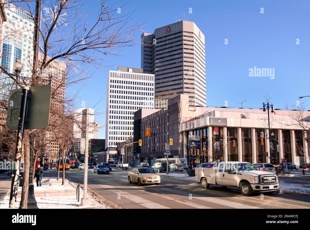 Winnipeg, Manitoba, Canada - 11 17 2014 : vue hivernale sur l'avenue Portage et la jonction de la rue Garry au centre-ville de Winnipeg avec la tour de bureau principale 360 Banque D'Images