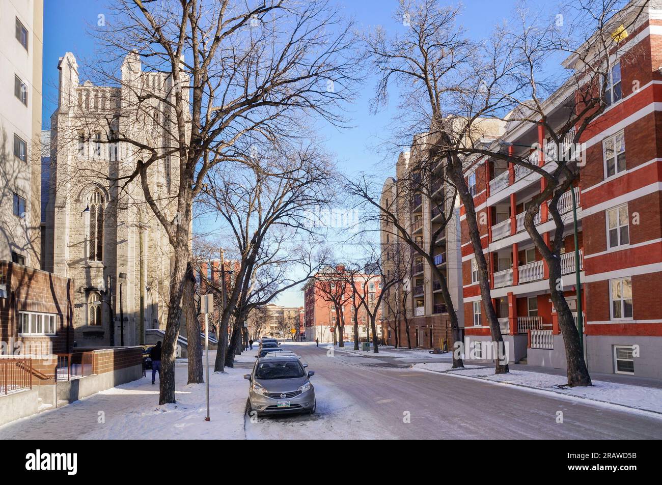 Winnipeg, Manitoba, Canada - 11 18 2014 : vue hivernale sur l'avenue Qu'appelle avec KNOX United Church à gauche. KNOX United Church est une église interculturelle Banque D'Images