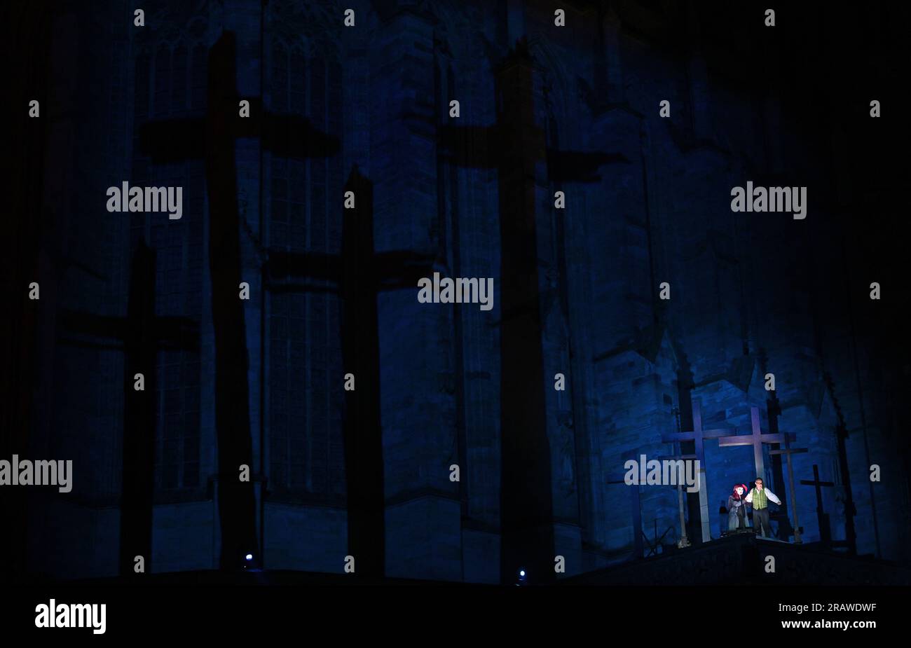 Erfurt, Allemagne. 05 juillet 2023. Christophe Berry (à droite) dans le rôle de Faust et Jean-Luc Ballestra (à gauche) dans celui de Mephisto répètent une scène de l'opéra 'Damnation de Faust' d'Hector Berlioz pour le Festival Domstufen à Erfurt avec pour toile de fond St. Cathédrale de Marie et St. Severi. Le 30e Festival Domstufen commence le 7 juillet et se termine le 30 juillet. Chaque année, le festival en plein air utilise le grand escalier qui mène à la cathédrale d'Erfurt comme scène. Crédit : Martin Schutt/dpa/Alamy Live News Banque D'Images