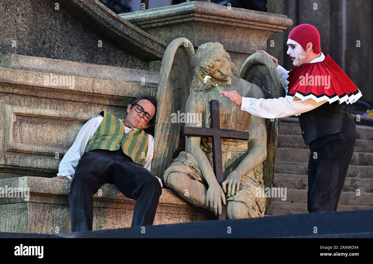 Erfurt, Allemagne. 05 juillet 2023. Christophe Berry (à gauche) dans le rôle de Faust et Jean-Luc Ballestra (à droite) dans le rôle de Mephisto répètent une scène de l'opéra 'la Damnation de Faust' d'Hector Berlioz pour le Festival Domstufen à Erfurt avec pour toile de fond St. Cathédrale de Marie et St. Severi. Le 30e Festival Domstufen commence le 7 juillet et se termine le 30 juillet. Chaque année, le festival en plein air utilise le grand escalier qui mène à la cathédrale d'Erfurt comme scène. Crédit : Martin Schutt/dpa/Alamy Live News Banque D'Images