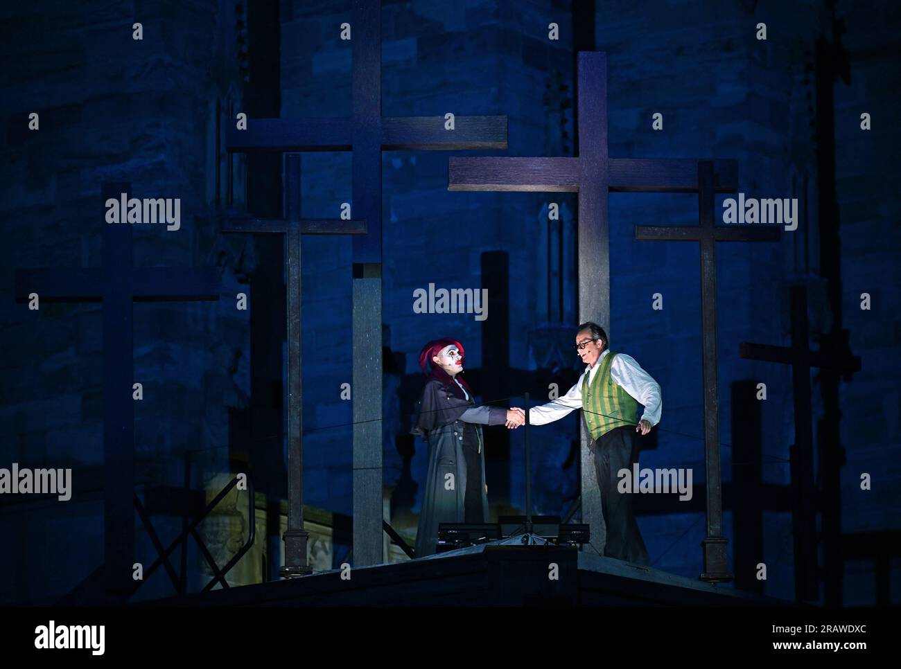 Erfurt, Allemagne. 05 juillet 2023. Christophe Berry (à droite) dans le rôle de Faust et Jean-Luc Ballestra (à gauche) dans celui de Mephisto répètent une scène de l'opéra 'Damnation de Faust' d'Hector Berlioz pour le Festival Domstufen à Erfurt avec pour toile de fond St. Cathédrale de Marie et St. Severi. Le 30e Festival Domstufen commence le 7 juillet et se termine le 30 juillet. Chaque année, le festival en plein air utilise le grand escalier qui mène à la cathédrale d'Erfurt comme scène. Crédit : Martin Schutt/dpa/Alamy Live News Banque D'Images