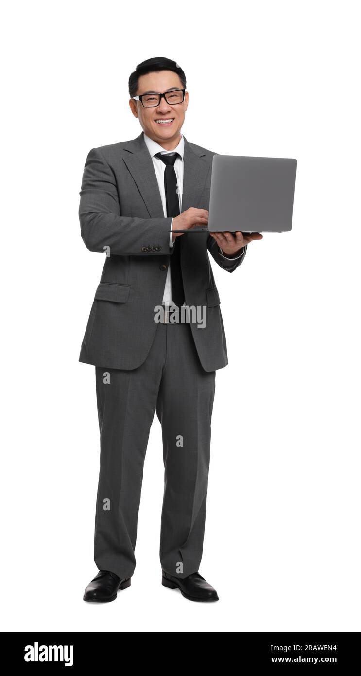Homme d'affaires en costume travaillant sur un ordinateur portable sur fond blanc Banque D'Images