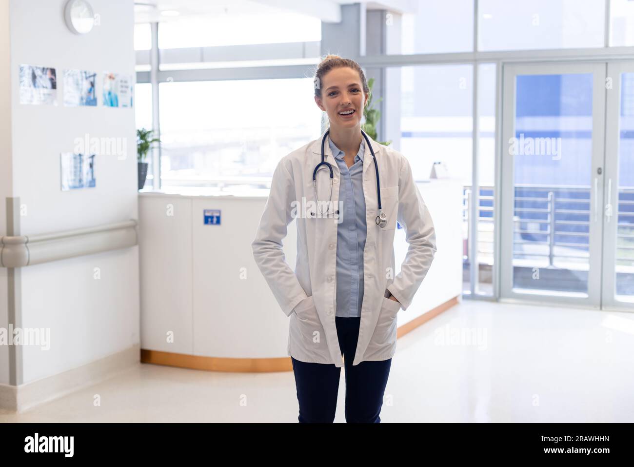 Portrait d'une femme caucasienne heureuse médecin portant un uniforme médical et un stéthoscope à l'hôpital. Services hospitaliers, médicaux et de soins de santé, inchangés. Banque D'Images
