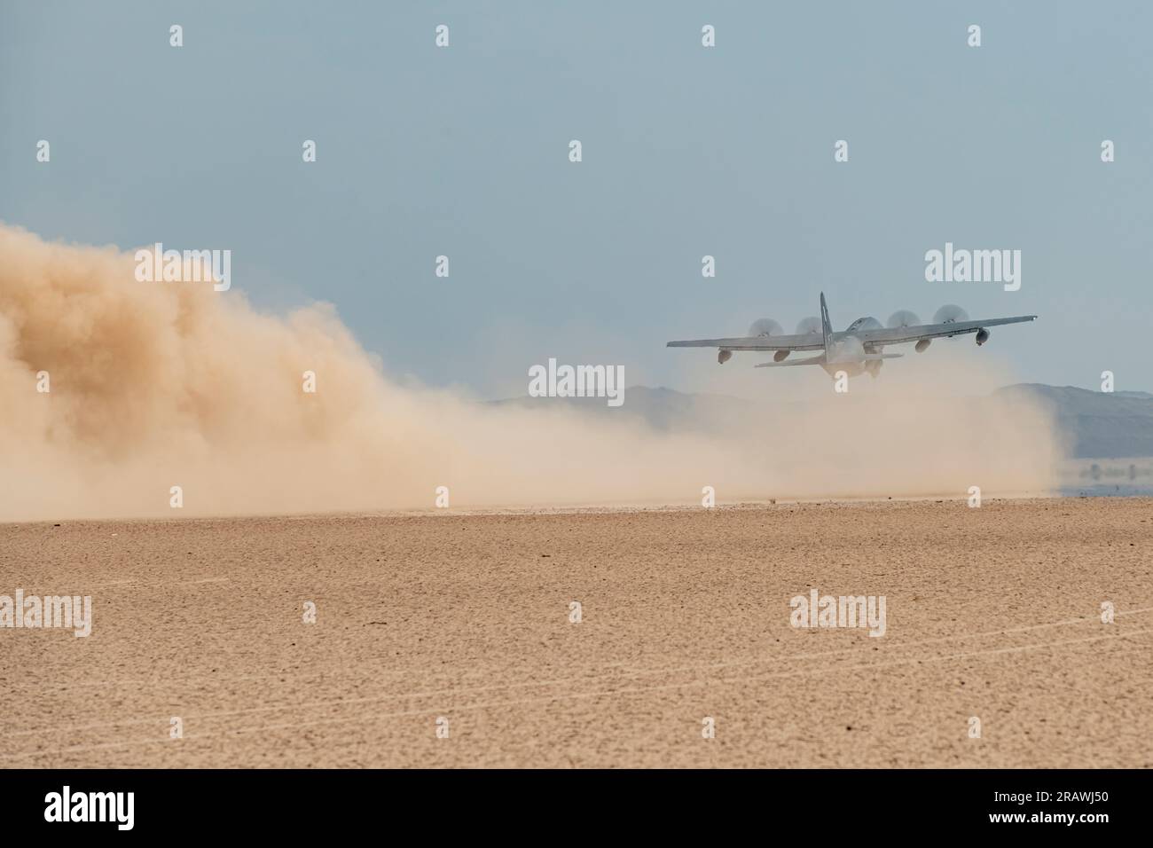 UN AMÉRICAIN Air Force HC-130J combat King II affecté au 81st Expeditionary Rescue Squadron décollages d'une zone d'atterrissage non préparée à Grand Bara, Djibouti, le 2 juillet 2023. Le 81st ERQS est capable de se déployer rapidement pour exécuter des opérations de récupération sur des aérodromes austères et des territoires refusés, en exploitant les attributs de la puissance aérienne de vitesse, portée, précision, tempo, létalité, et adaptabilité pour créer des effets au bon moment, au bon endroit. (ÉTATS-UNIS Photo Air Force par Tech. Sergent Dhruv Gopinath) Banque D'Images