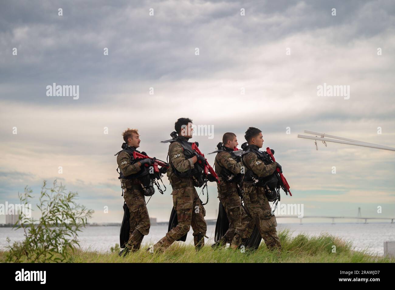 Les étudiants du cours de plongée de combat de l'Armée de l'Air pratiquent la plongée en circuit fermé pour le remplissage clandestin à Panama City Beach, Forida, le 26 juin 2023. Le cours de plongée de combat de l'Armée de l'Air prépare les futurs opérateurs de guerre spéciale à effectuer des plongées tactiques sous-marines pour des missions d'insertion, d'extraction et de sauvetage et de récupération maritimes. (ÉTATS-UNIS Photo Air Force de Miriam Thurber) Banque D'Images