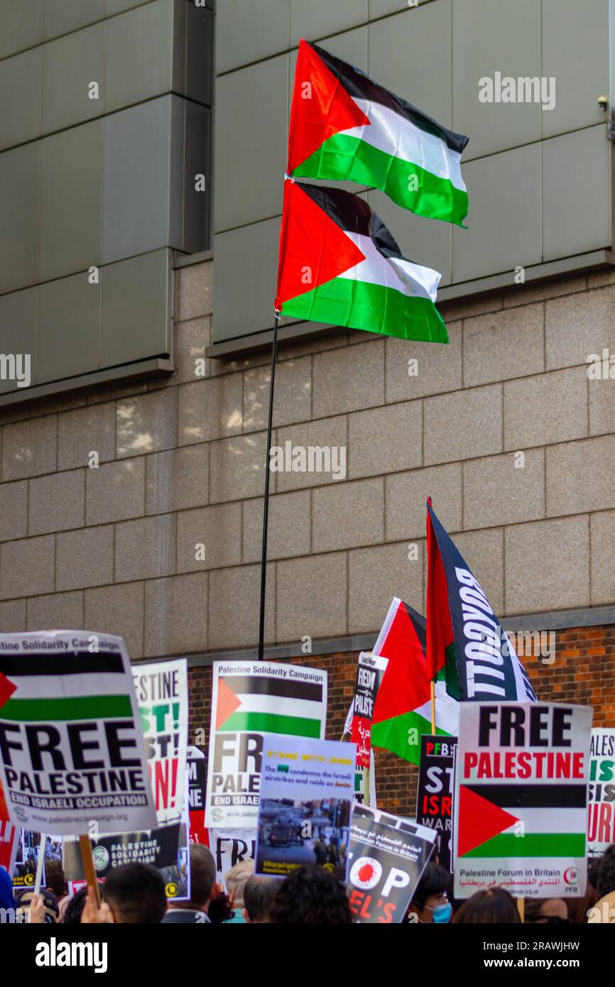 Londres, Royaume-Uni - 7 juillet 2023 : manifestation devant l'ambassade israélienne après l'opération de Tsahal dans la ville de Djénine en Cisjordanie. Banque D'Images