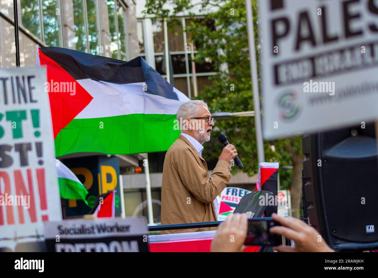 Londres, Royaume-Uni - 7 juillet 2023 : Jeremy Corbyn s'exprimant lors d'une manifestation devant l'ambassade d'Israël Banque D'Images