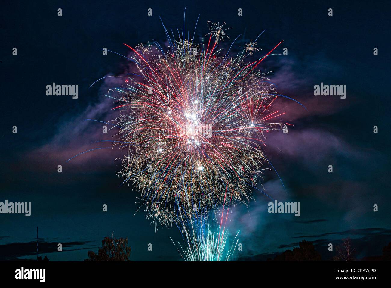 Des feux d'artifice ont survolé le terrain de parade Tower Barracks du