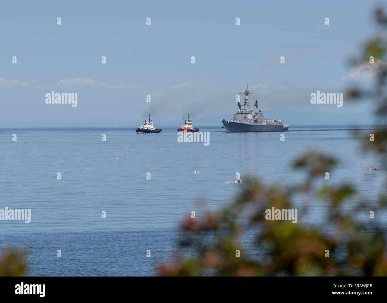 Le destroyer à missiles guidés de classe Arleigh Burke USS Momsen (DDG 92) arrive à Port Angeles, Washington, 3 juillet 2023. Le navire est en visite dans la ville lors de sa célébration du 4 juillet pour offrir aux citoyens l'occasion de rencontrer des marins et de voir de première main les dernières capacités des services maritimes d'aujourd'hui. (É.-U. Photo de la marine par le spécialiste des communications de masse 1st classe Heather C. Wamsley) Banque D'Images