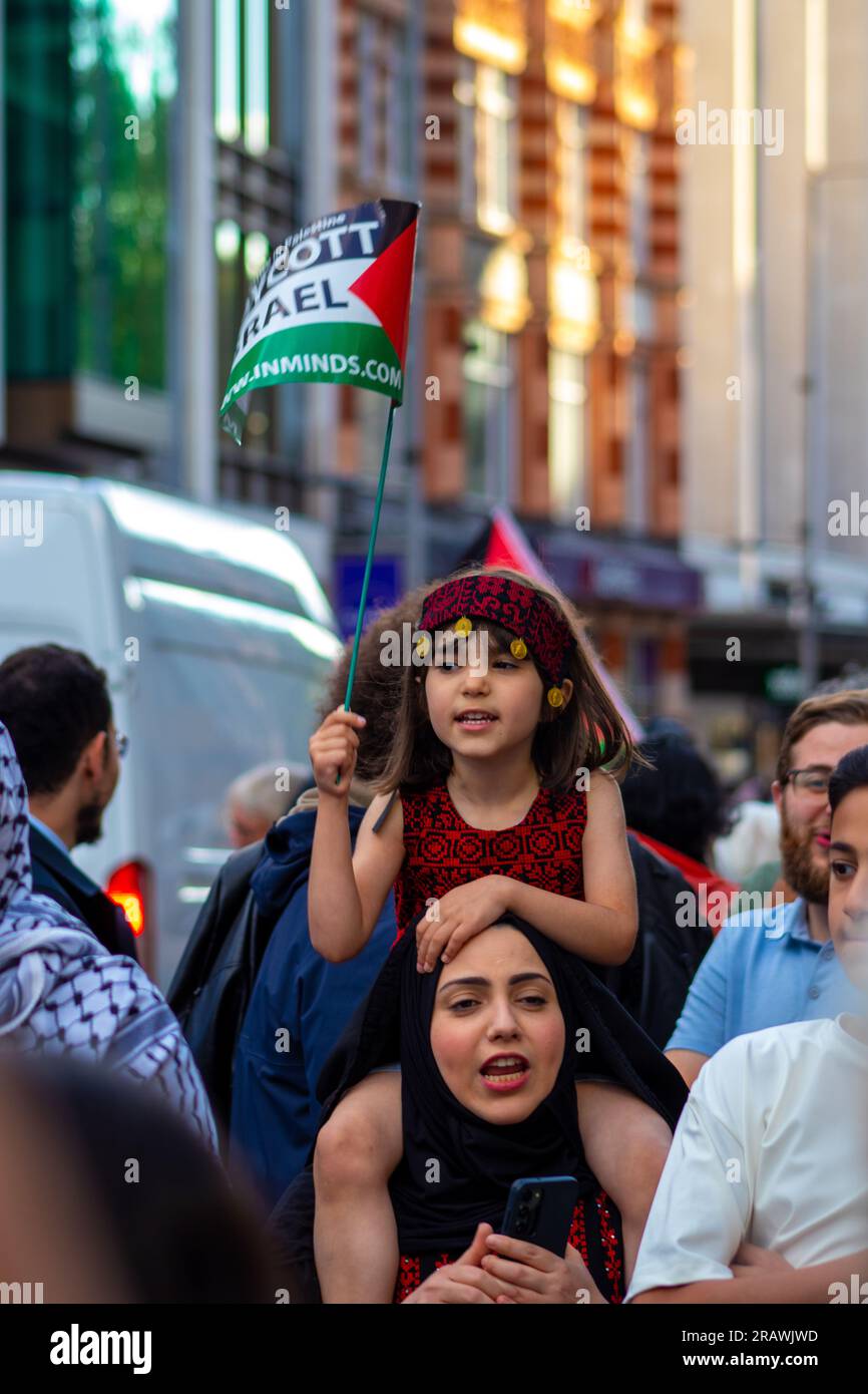 Londres, Royaume-Uni - 7 juillet 2023 : manifestants devant l'ambassade israélienne après l'opération de Tsahal dans la ville de Djénine en Cisjordanie. Banque D'Images