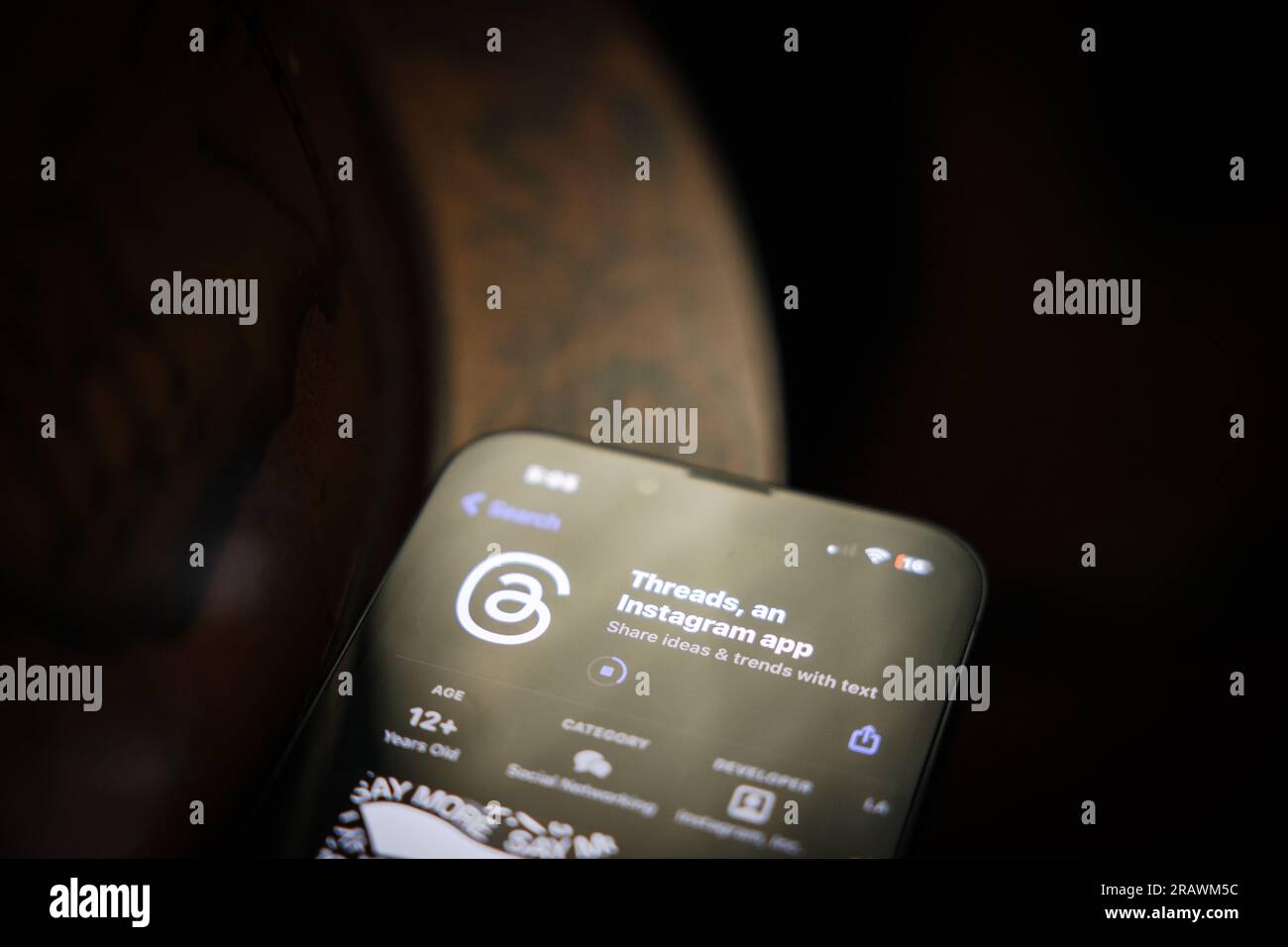 ÉTATS-UNIS. 05 juillet 2023. Illustration photo des fils de la plateforme de médias sociaux par Meta présentés dans l'Apple App Store, en Californie le mercredi 5 juillet 2023, alors qu'il se télécharge sur un iPhone. Threads est surnommé comme un rival du site de réseautage social Twitter. (Photo Rahul Lal/Sipa USA) crédit : SIPA USA/Alamy Live News Banque D'Images
