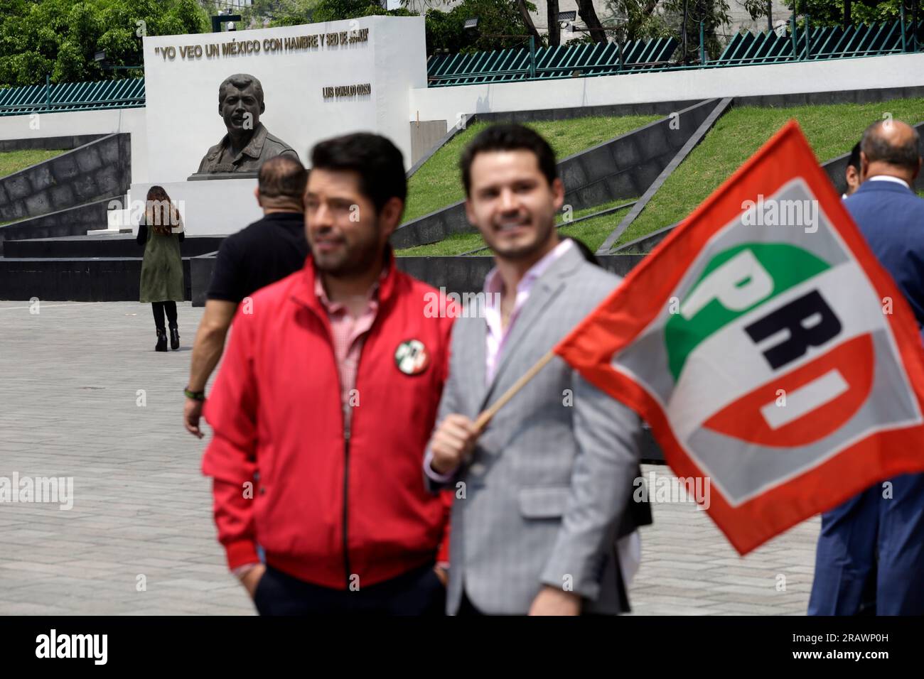 Mexico, Mexique. 05 juillet 2023. 5 juillet 2023, Mexico, Mexique : partisans du Parti révolutionnaire institutionnel au siège national du parti avant l'enregistrement des candidats à la présidence du Mexique par le Front large pour le Mexique à Mexico. Le 5 juillet 2023 à Mexico, Mexique (photo de Luis Barron/Eyepix Group). Crédit : EYEPIX Group/Alamy Live News Banque D'Images