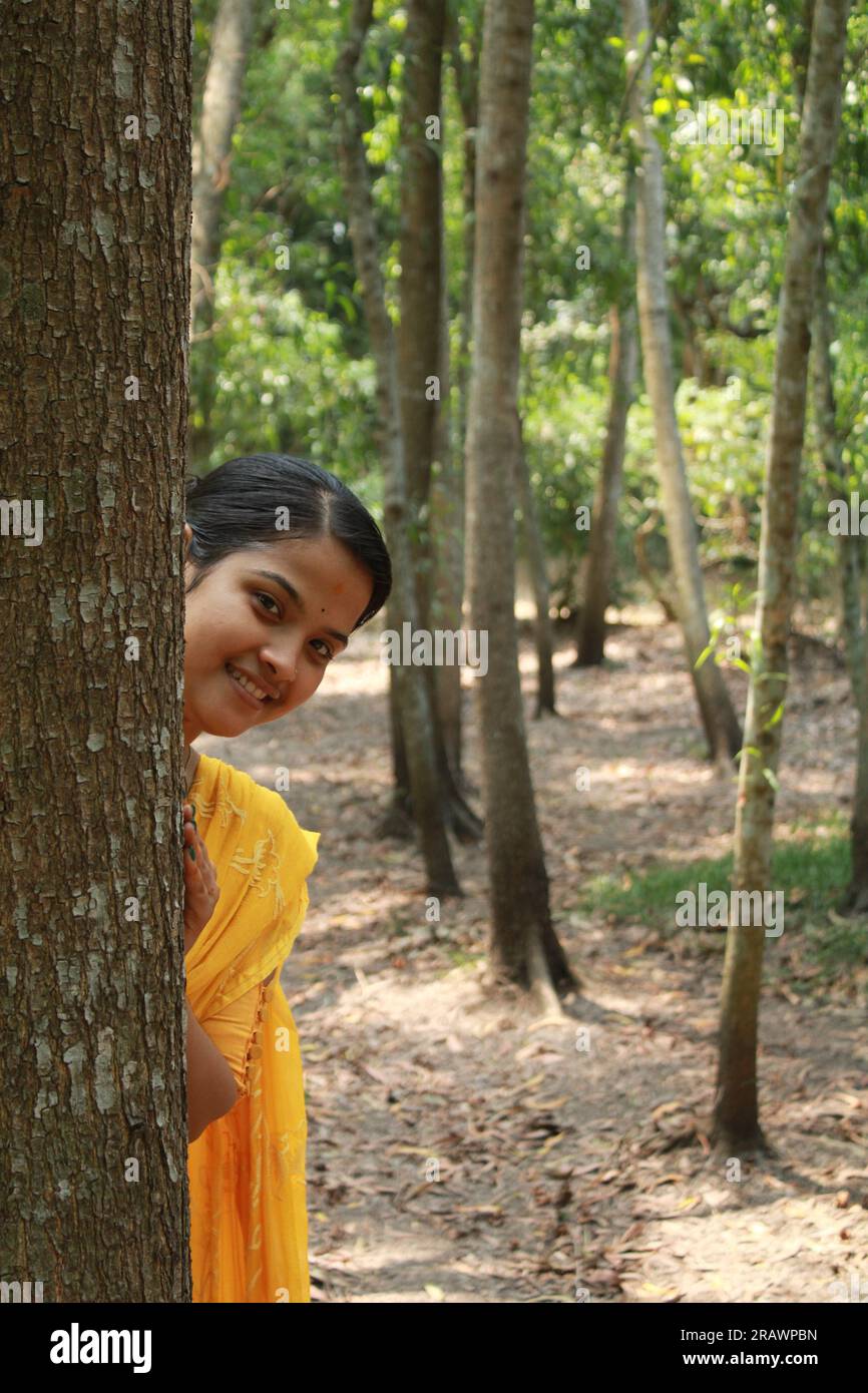 Heureuse jeune adolescente indienne donnant le sourire toothy et regardant la caméra. Banque D'Images