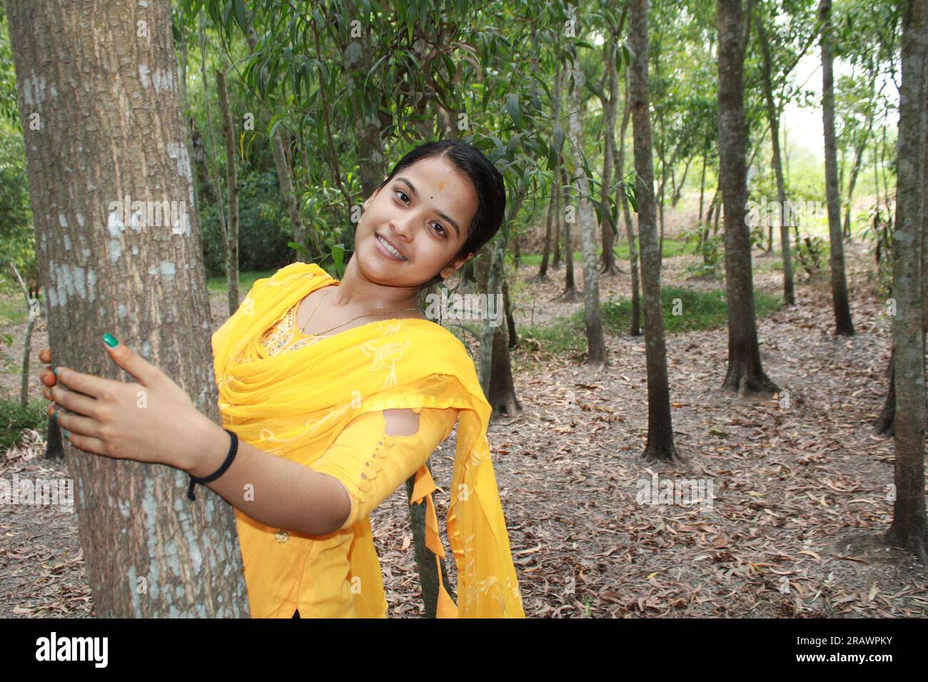 Heureuse jeune adolescente indienne donnant le sourire toothy et regardant la caméra. Banque D'Images