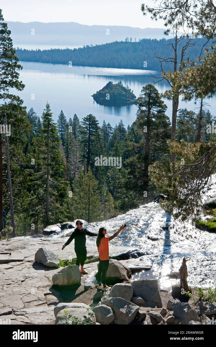 Un couple prenant un selfie près de la cascade dans Emerald Bay State Park, Lake Tahoe, Californie, États-Unis Banque D'Images