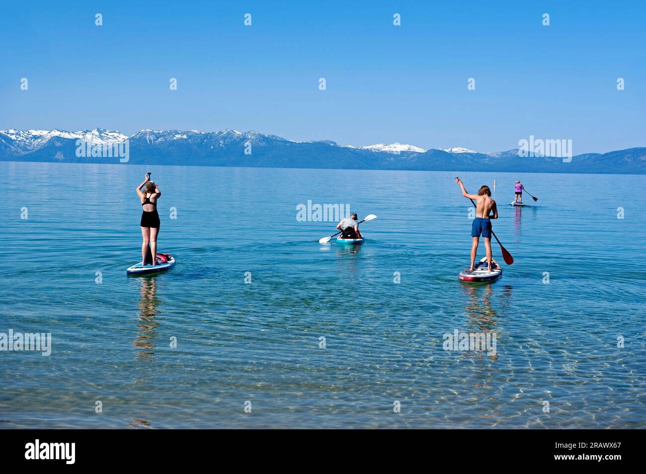 Des gens sur des planches de paddle à Lake Tahoe, Californie Banque D'Images