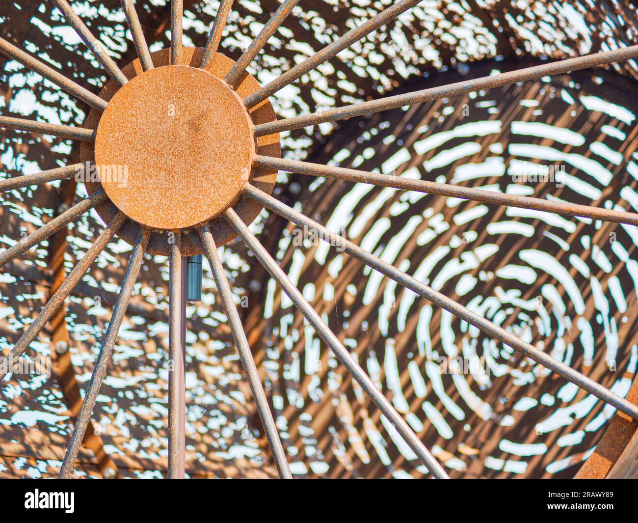 Sculpture abstraite en métal rustique à la lumière du soleil Banque D'Images