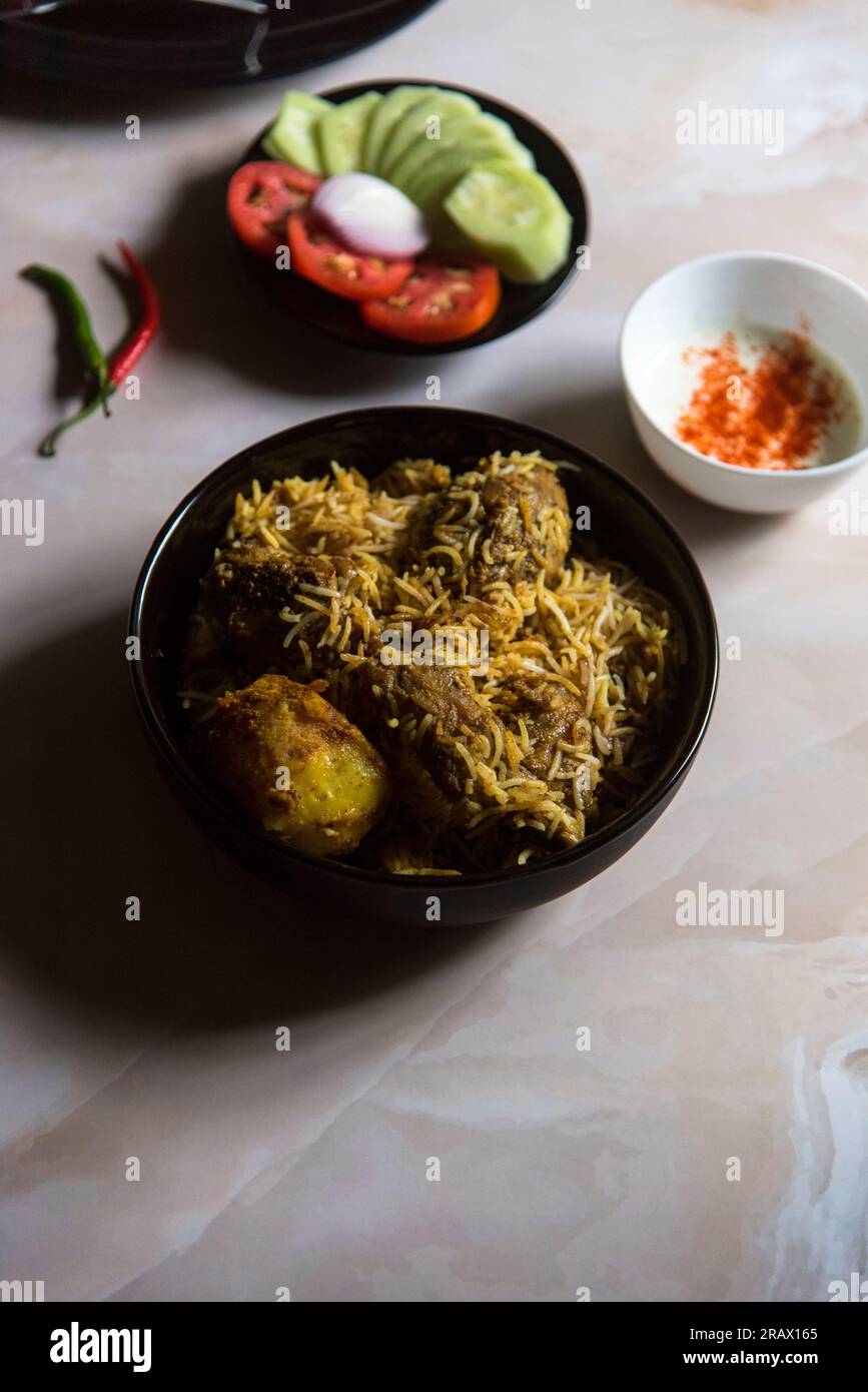 Mughlai nourriture biryani dans un bol. Vue de dessus, mise au point sélective. Banque D'Images