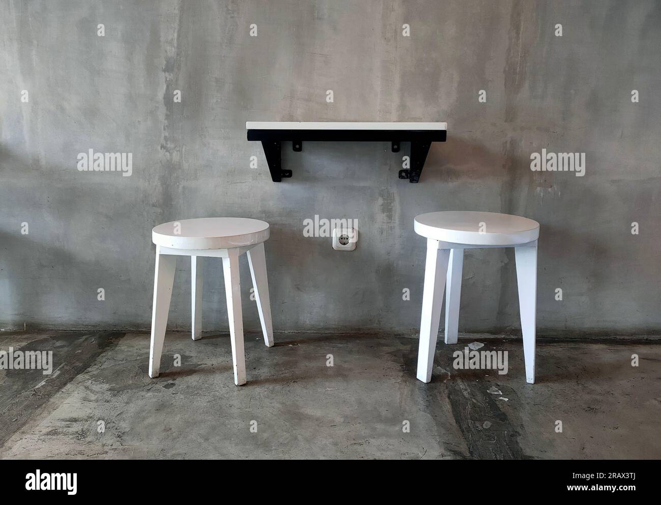 Table de café en bois blanc et chaises le 12 mai 2026 à Jakarta, Indonésie Banque D'Images