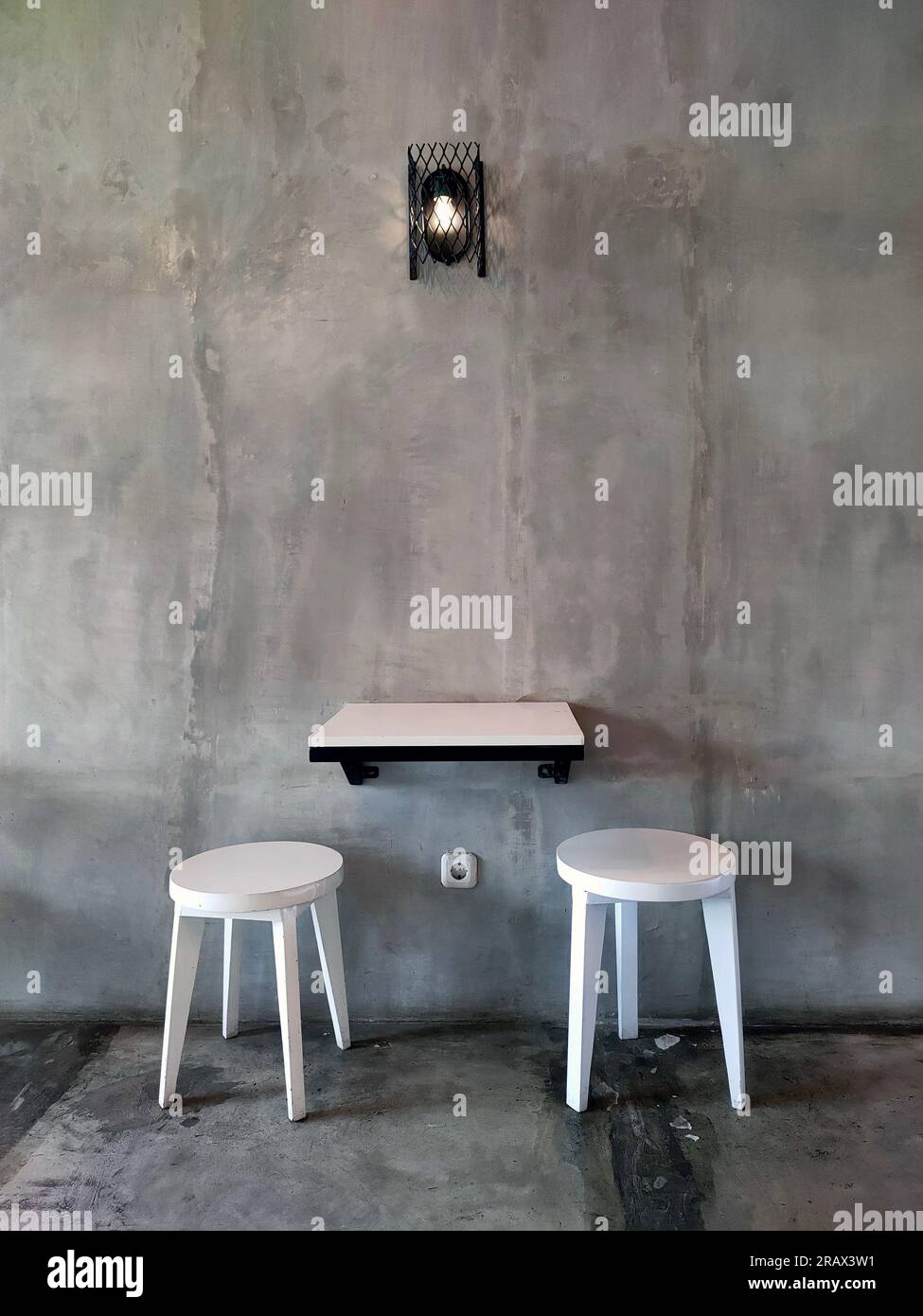 Table de café en bois blanc et chaises le 12 mai 2026 à Jakarta, Indonésie Banque D'Images
