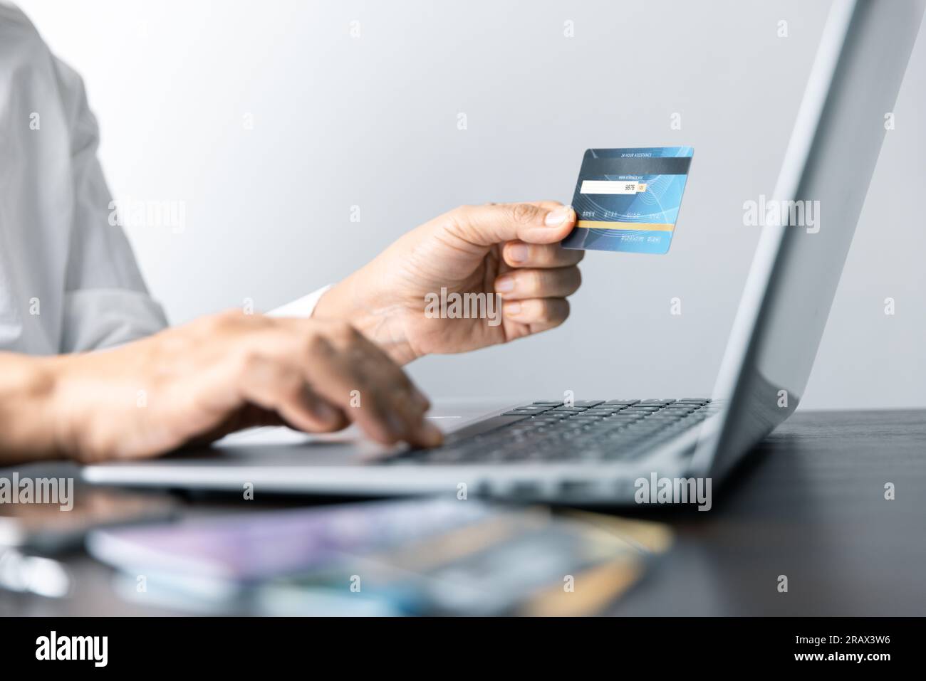 Femme d'affaires ciblée utilisant une carte de crédit pour gérer efficacement les transactions à un bureau contemporain. Travail professionnel mettant en valeur la fina moderne Banque D'Images