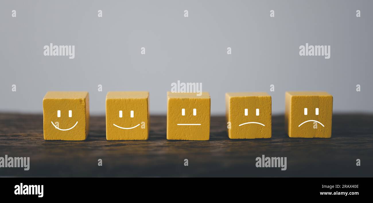 Obtenez des commentaires et des évaluations précieux sur les produits et services avec cette icône de cube en bois jaune. Mesurer la satisfaction client, évaluer l'expérience utilisateur, Banque D'Images