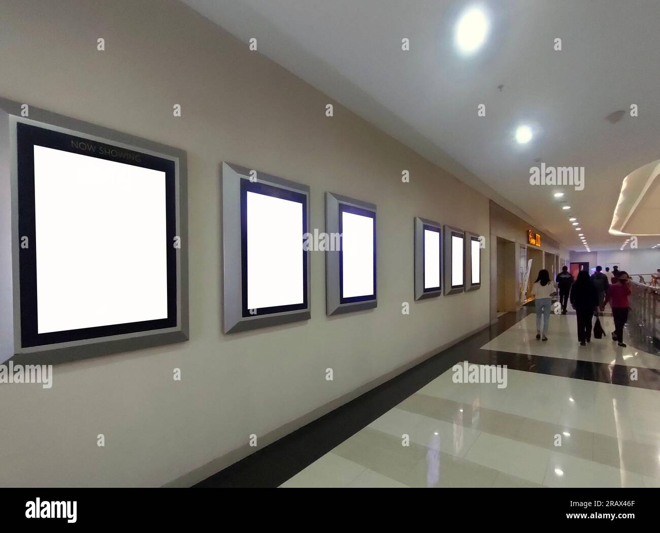Affiche de film sur panneau d'affichage vierge collée sur le mur d'un cinéma le 15 mai 2026 à Jakarta, Indonésie Banque D'Images