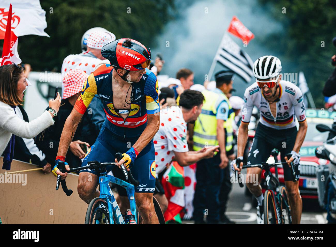 France. 05 juillet 2023. Photo Alex Whitehead/SWpix.com - 05/07/2023 - Cyclisme - Tour de France 2023 - étape 5 : de Pau à Laruns (162.7km) - Giulio Ciccone de Lidl-Trek et Emanuel Buchmann de BORA-hansgrohe gravissent le Col de Marie-Blanque crédit : SWpix/Alamy Live News Banque D'Images