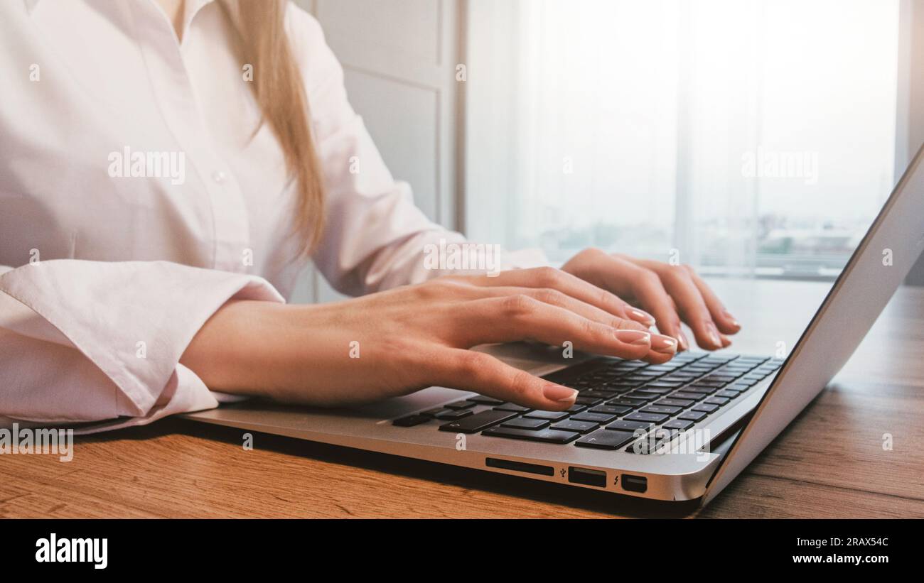 Ordinateur de travail en ligne femme d'affaires mains ordinateur portable Banque D'Images