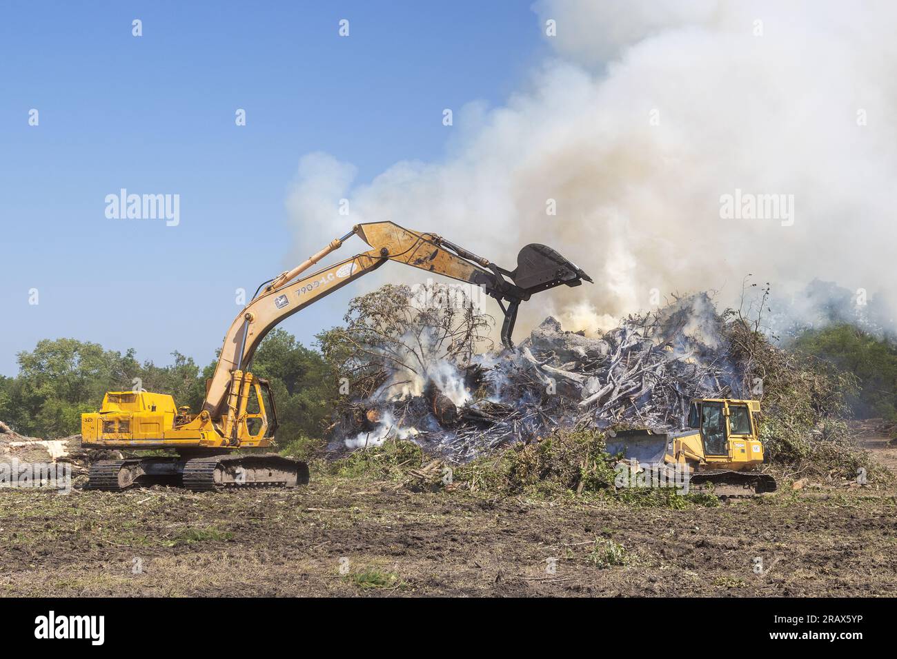 Pendant les vacances du 4 juillet à la Harpe, Illinois, les résidents ont nettoyé les dégâts considérables causés par une tempête de derecho qui a frappé la région le 29th J. Banque D'Images