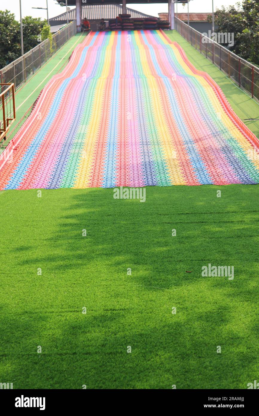 Toboggan Rainbow. destination de vacances pour enfants. terrain de jeu. Banque D'Images