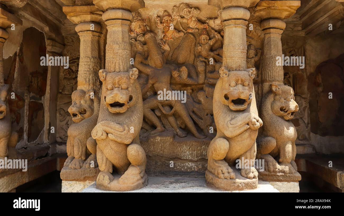 Idoles sculptées des dieux hindous avec des piliers sculptés mythologiques Lion dans le temple de Kailasnathar, Kanchipuram, Tamilnadu, Inde. Banque D'Images